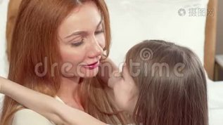 快乐的妈妈抱着小女儿拥抱，微笑着对着镜头mov格式视频下载_正版视频编号2250053-摄图网