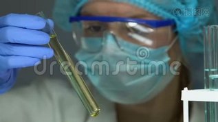 医务工作者检查试管中黄色物质，并对检测结果进行分型mov格式视频下载_正版视频编号1650515-摄图网