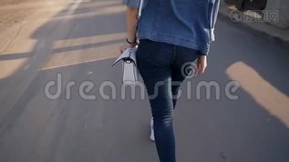 戴眼镜的女孩沿着海湾朝汽车桥走去。 轻轻地笑，美丽的眼睛看着mp4格式视频下载_正版视频编号2927949-摄图网