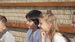 可爱的男孩和女孩坐在公园里。mov格式视频下载_正版视频编号3378018-摄图网