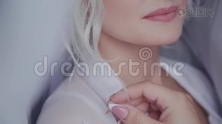 金发碧眼的金发女孩，头发上有装饰。mp4格式视频下载_正版视频编号1875821-摄图网