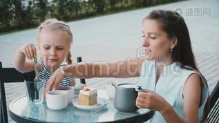 妈妈带着女儿在咖啡馆喝茶mov格式视频下载_正版视频编号1576525-摄图网