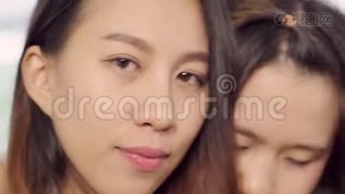 亚洲博主女性使用智能手机自拍和录制vlog视频在家客厅，一群朋友享受有趣的时刻。mov格式视频下载_正版视频编号2326438-摄图网