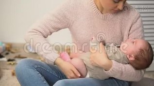 幼女将可爱的新生女婴安置入睡，婴儿绞痛缓解mov格式视频下载_正版视频编号1052523-摄图网