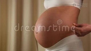 孕妇用卷尺检查腹部mov格式视频下载_正版视频编号1426649-摄图网
