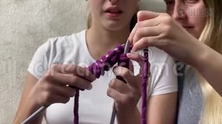 一位母亲教她的女儿如何编织。mov格式视频下载_正版视频编号669019-摄图网