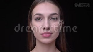 年轻苗条的白种人女孩，裸体化妆，观看镜头，微笑地触摸她的脸在黑色背景mov格式视频下载_正版视频编号1426925-摄图网