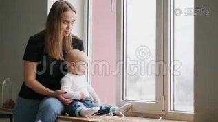 妈妈和她的小儿子在家玩得很开心。 一岁的小男孩在家里和妈妈一起玩，就在一个很大的地方mov格式视频下载_正版视频编号903129-摄图网