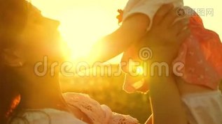 快乐的妈妈和孩子一起玩，妈妈把孩子扔到空中，快乐的孩子笑着快乐，慢动作射击。 关闭mp4格式视频下载_正版视频编号1801787-摄图网