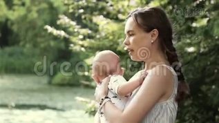 快乐的妈妈在公园和小儿子玩mp4格式视频下载_正版视频编号3004509-摄图网