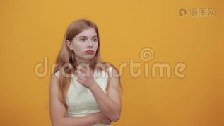 害怕的年轻女人用手捂住嘴巴，看上去很害怕mov格式视频下载_正版视频编号1427803-摄图网