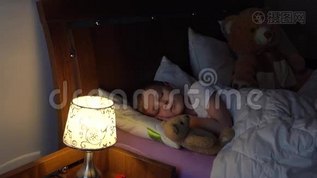 妈妈检查她睡着的儿子mp4格式视频下载_正版视频编号387992-摄图网