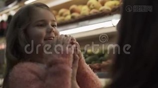 妈妈带着女儿去商店mp4格式视频下载_正版视频编号2252487-摄图网