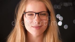 自信的白种人金发女人正对着镜头看着眼镜，脸上带着平静的黑笑mov格式视频下载_正版视频编号1427985-摄图网