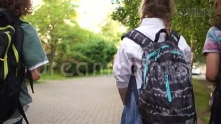 学校的友谊。 两个男孩护送女孩离开学校，学校的爱，回到学校，后视mov格式视频下载_正版视频编号1877568-摄图网