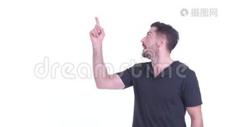 快乐的年轻英俊的胡须男指着，看上去很惊讶mov格式视频下载_正版视频编号2855274-摄图网