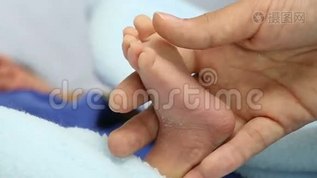 妈妈抱着刚出生的婴儿的小脚mov格式视频下载_正版视频编号1653244-摄图网