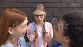 女学生笑羞同学戴眼镜，学校骚扰mov格式视频下载_正版视频编号2629854-摄图网