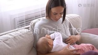 宝妈喂奶视频素材库