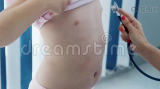 内科医生用听诊器检查女童mov格式视频下载_正版视频编号904866-摄图网
