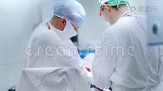 两名技术熟练的医疗专家，穿着统一的手术室肠道手术mov格式视频下载_正版视频编号1129443-摄图网