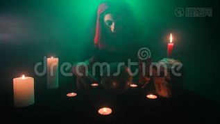 邪恶的女巫坐在烟雾中引诱，伸出双手mp4格式视频下载_正版视频编号3305544-摄图网