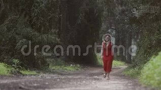 年轻漂亮的女人穿着红色的裙子走在绿色的森林里mov格式视频下载_正版视频编号2329093-摄图网