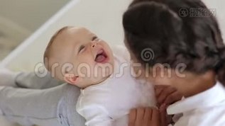 快乐的妈妈在家里和她刚出生的小儿子玩。 特写镜头。mov格式视频下载_正版视频编号3156197-摄图网