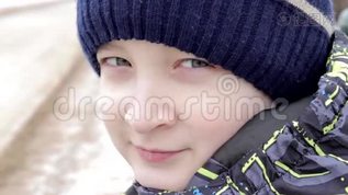 在公园里，一个美丽的青春期男孩的肖像画上了一个惊人的眼睛，坐在公园的长凳上mov格式视频下载_正版视频编号473436-摄图网