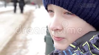在公园里，一个美丽的青春期男孩的肖像画上了一个惊人的眼睛，坐在公园的长凳上mov格式视频下载_正版视频编号2705451-摄图网