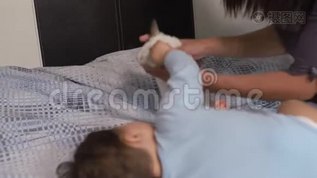 Pregnant mother and her little son and the little cock animal are lying on the bed in the bedroom and playing, having a lot of fun-Asian mixed-race mov format video download_Genuine video number 428358-Photo Network    