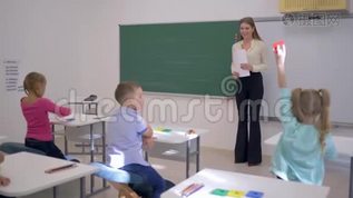 小学，黑板附近的女教师为坐在课桌前的学童上信息课mp4格式视频下载_正版视频编号557909-摄图网