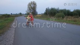 姐姐教弟弟骑自行车mov格式视频下载_正版视频编号2029333-摄图网