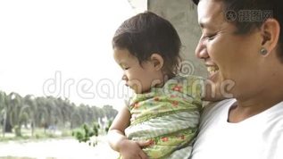 年轻的父亲展示和解释他的小女儿。 爸爸在家和他的孩子玩mov格式视频下载_正版视频编号906551-摄图网