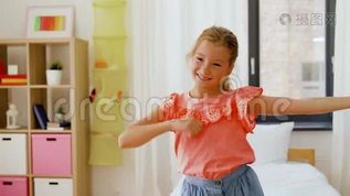 快乐的小女孩在家里的房间里跳舞mov格式视频下载_正版视频编号3457270-摄图网