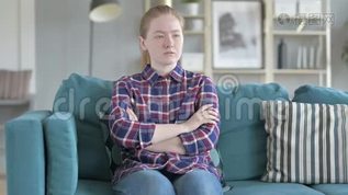 年轻女子站起身离开.[二十多岁]视频模板下载