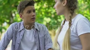 恋爱中的年轻夫妇在户外争吵，恋爱中的嫉妒，怨恨mov格式视频下载_正版视频编号1430921-摄图网