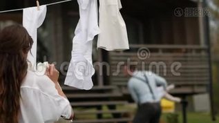 女人晾衣服，爸爸和女儿玩mp4格式视频下载_正版视频编号460063-摄图网