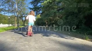 公园里有滑板车的年轻女人mov格式视频下载_正版视频编号406815-摄图网