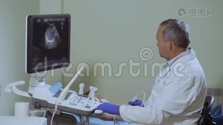 医生在检查过程中查看医学超声检查屏幕，小男孩mp4格式视频下载_正版视频编号1356572-摄图网