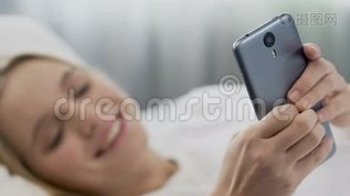女孩在早上醒来后给男朋友打电话，初恋mov格式视频下载_正版视频编号3383395-摄图网