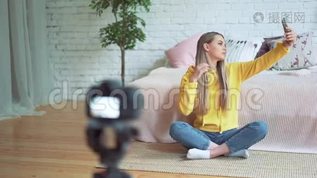 博客，科技，视频博客，大众媒体和人的概念-快乐的微笑妇女或博客与相机录音mp4格式视频下载_正版视频编号3158541-摄图网