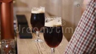 在酒吧里倒两杯啤酒mov格式视频下载_正版视频编号1207369-摄图网