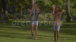 两个漂亮的非裔美国小女孩跳舞mov格式视频下载_正版视频编号908180-摄图网