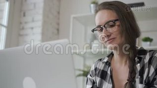 年轻女性在家庭内部观看投资监控屏幕的肖像。mov格式视频下载_正版视频编号3309052-摄图网