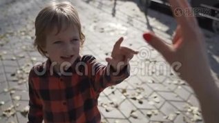 女人和她的孩子。 妈妈和她的小儿子在体育场附近玩得很开心。mov格式视频下载_正版视频编号2483595-摄图网