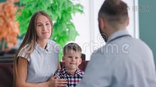 年轻英俊的欧洲母亲和小儿子在男医生面前的肖像mov格式视频下载_正版视频编号3459537-摄图网