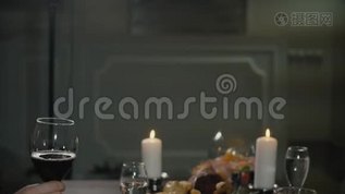 朋友有酒敬酒碰杯精致晚餐派对假期旅行生日快乐mp4格式视频下载_正版视频编号2709332-摄图网