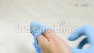 医生，护士，把一只蓝色的医用手套放在她的手臂上。mp4格式视频下载_正版视频编号1732992-摄图网