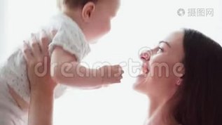 妈妈抱着可爱的宝宝，在白色背景下和他玩耍mov格式视频下载_正版视频编号1358393-摄图网